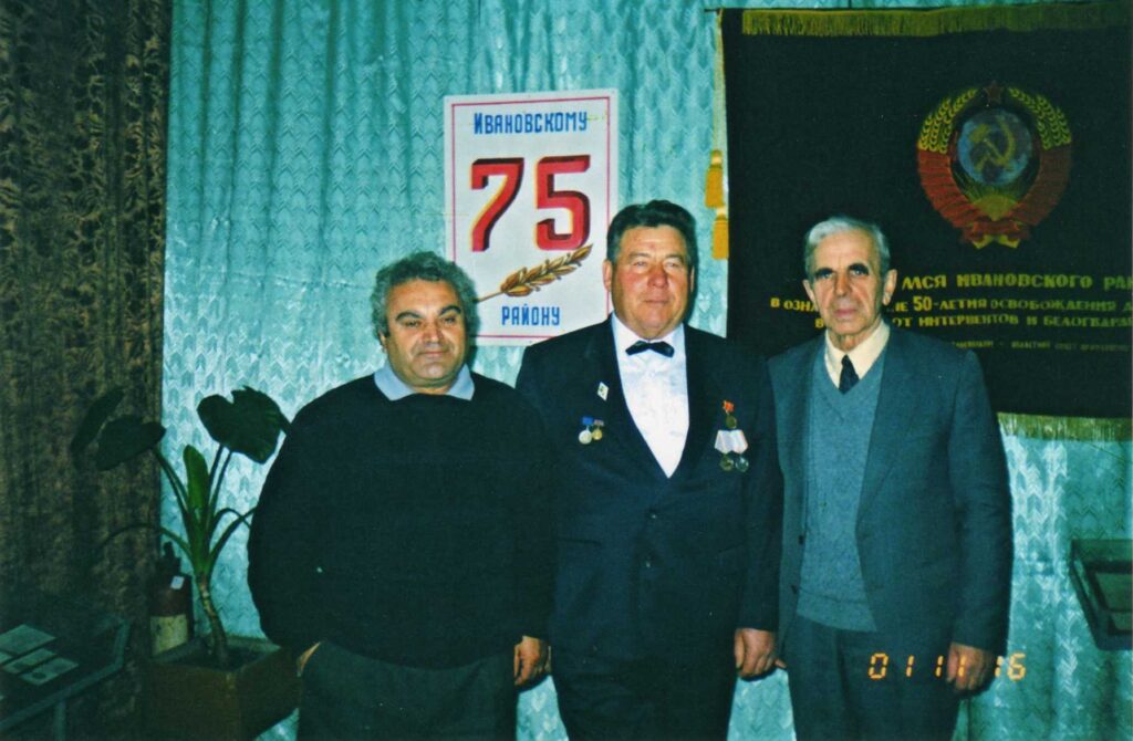 Рыбников А.А. в центре, ученый агроном сортоучастка, почётный житель села, ноябрь 2001 г.