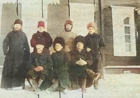 Епархиальный наблюдатель И.Роганович и : корпорация Черемховской второклассной школы в 1908/9 учебном году: заведующий школой, священник А.Самсель, учителя И.Прокофьев и С.Безпрозванных.