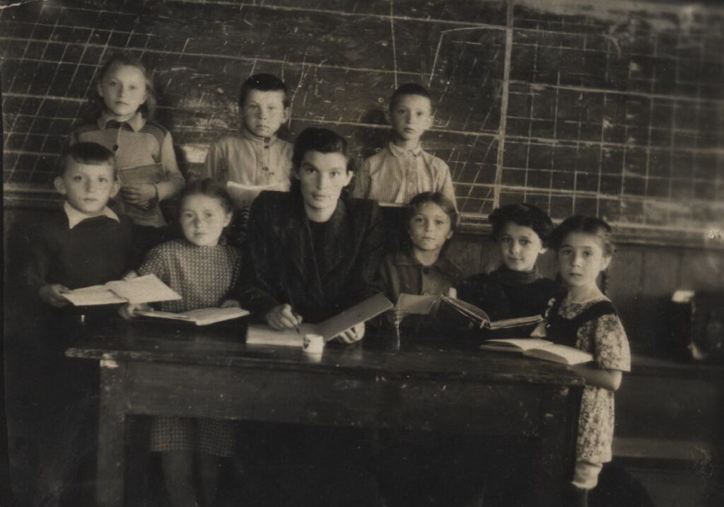 Рулёва В.П. с учащимися начальной школы. с. Ивановка. конец 1940-х гг