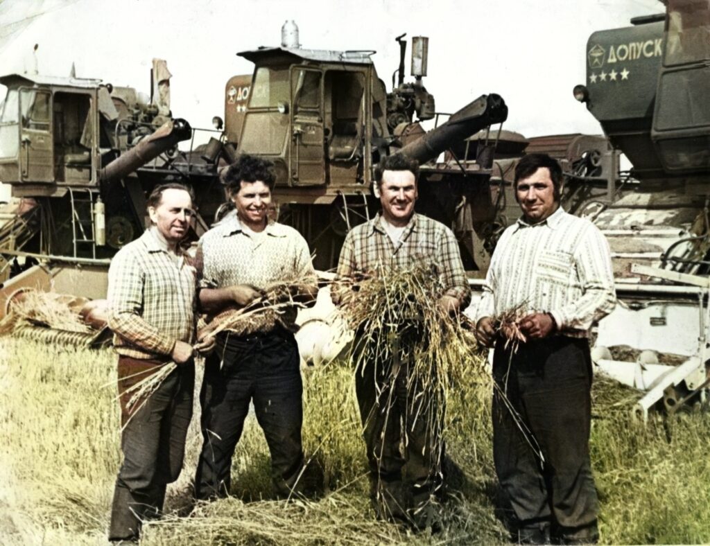 Передовики жатвы-1977 Разлома Н.И., Егоров Н.В., Потапенко А.Ф., Федяинов В.П. полеводы с-за Ерковецкий