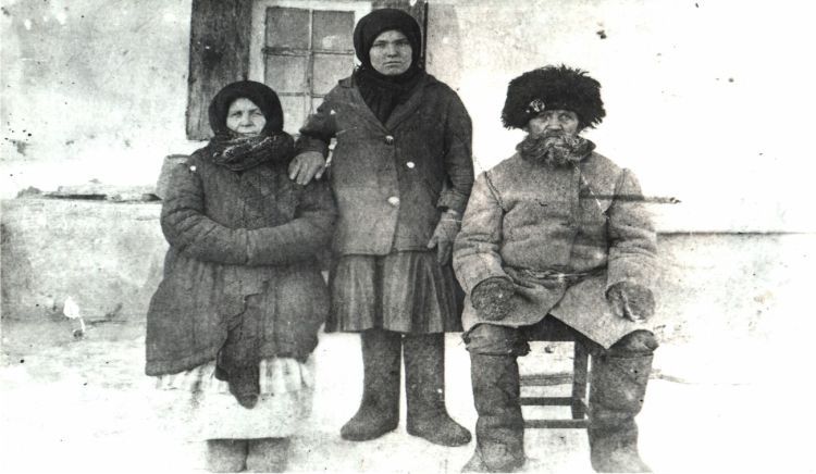 Тимофей Тихонович, Мария Федосеевна, невестка София. 1929год.