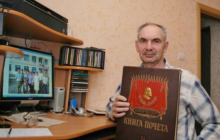 Грабор АК с книгой почёта